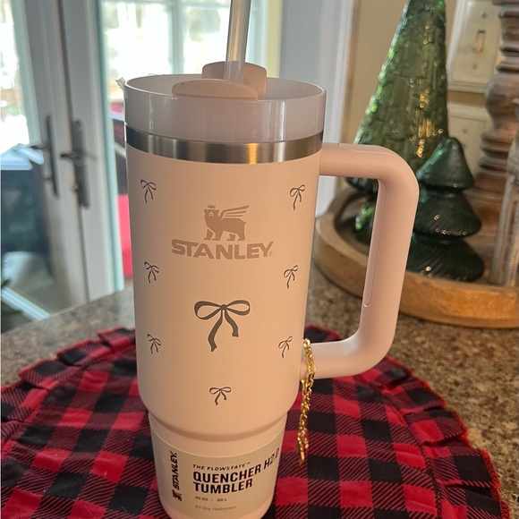 NWT Stanley Rose Quartz 30 oz Tumbler with Bow Design & Charm - Picture 7 of 9